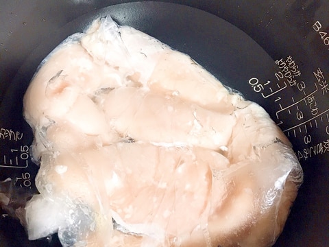 炊飯器で放っておくだけ！しっとりサラダチキン